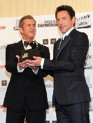 Mel Gibson junto a Robert Downey Jr con el premio, el actor de "Iron Man" abogó por Mel Gibson